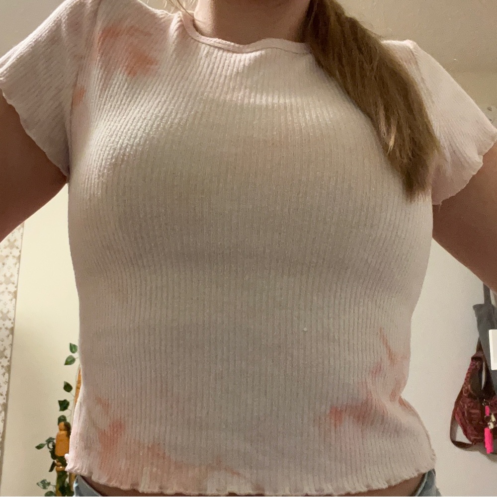 This is a pink tie die top it has been worn before but its in good condition
